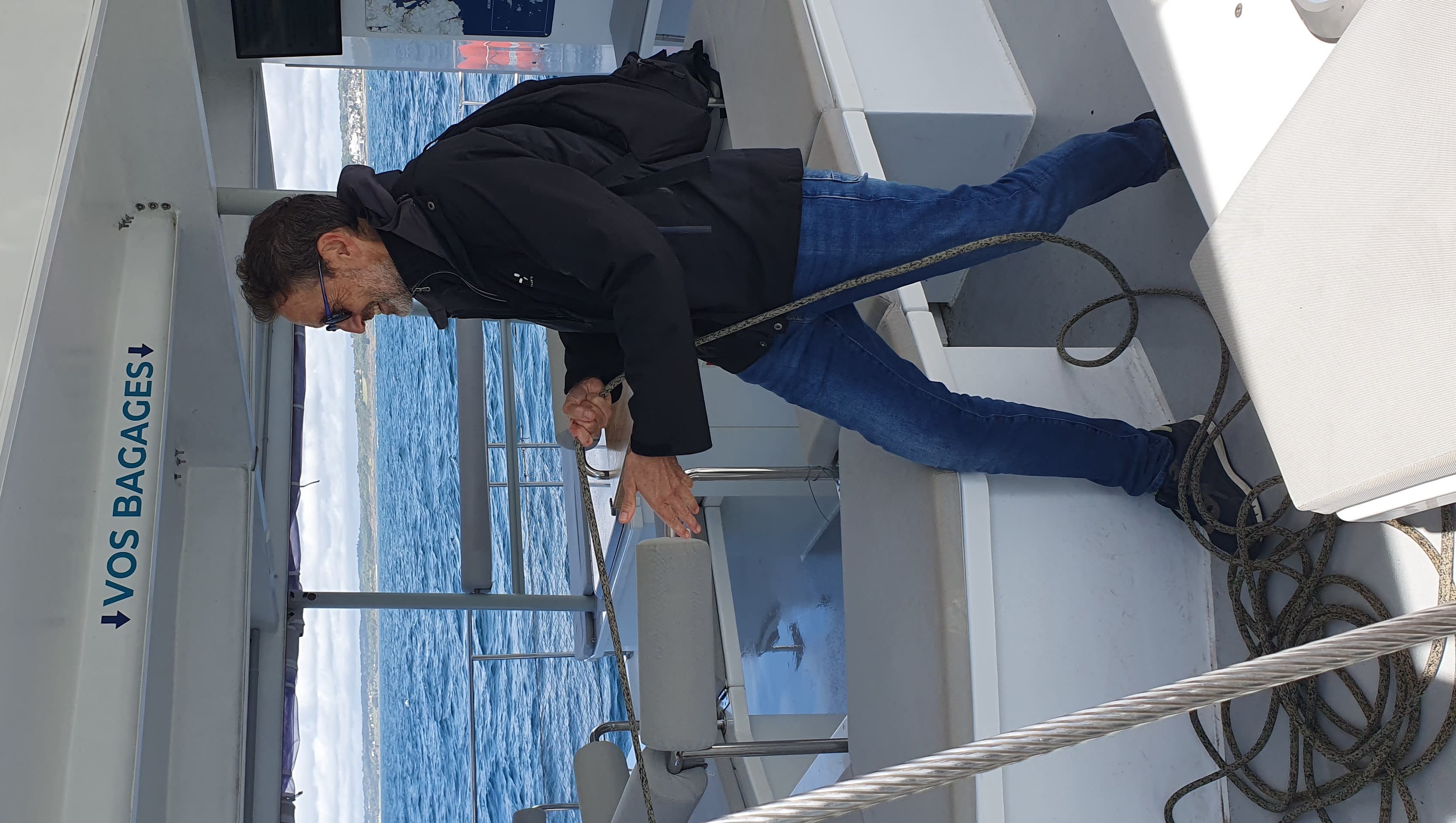 Pierre hisse la grand voile